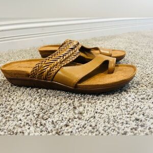 Women's Beartraps Tan Sandals NWOB